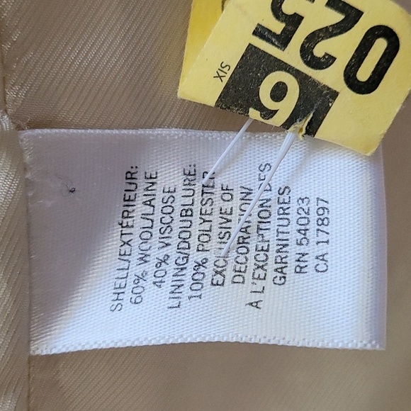 Banana Republic Cream winter toggle coat. SIZE MEDIUM. - Picture 6 of 6